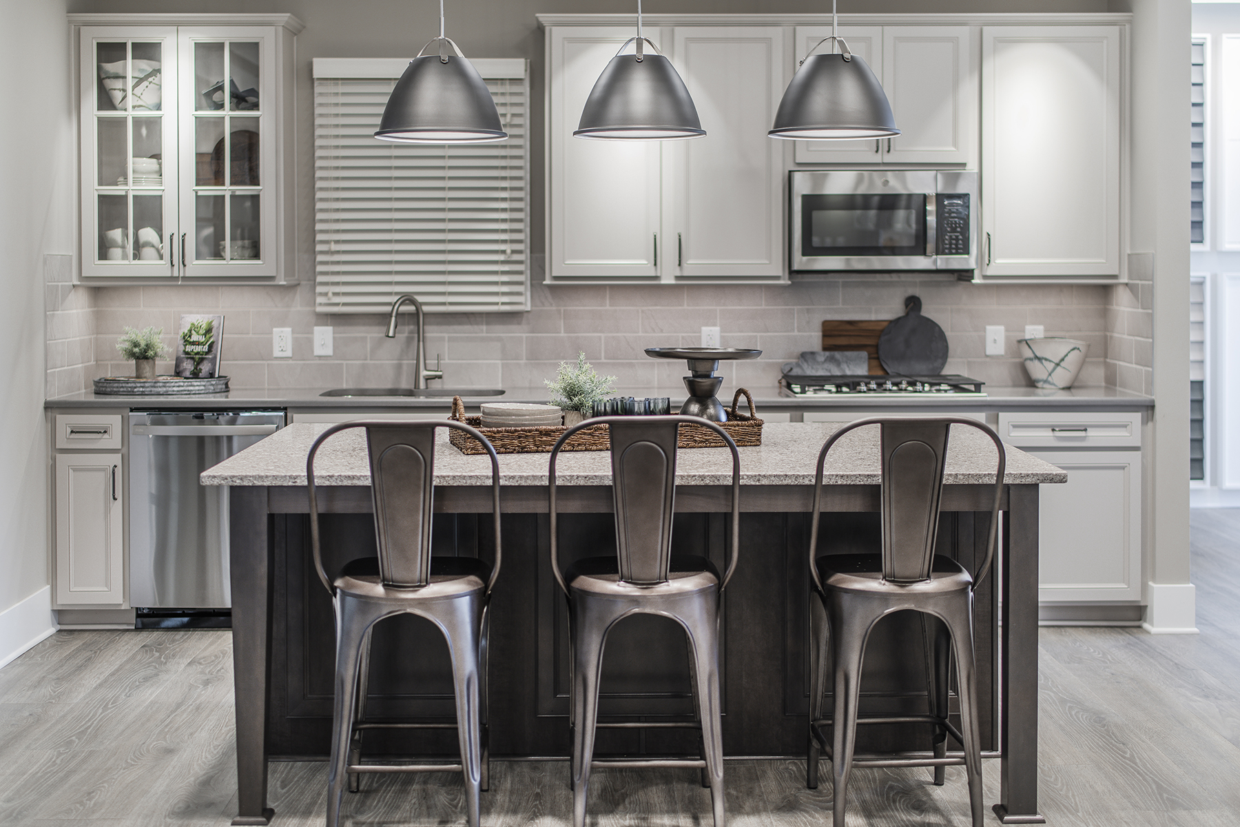 Mixed Cabinets in Modern Kitchen